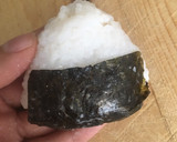 Foto del paso 3 de la receta: Onigiri de atún express 🍙 (fácil y rápido)