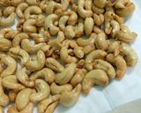 Foto langkah ke 6 dari resep Kacang Mete Goreng Bawang.