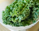 Hình bước làm 1 của món 🌱 Cải Xoăn Nướng Giòn (Chips Kale)