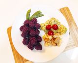 Hình bước làm 3 của món Cơm bento chim và chùm nho