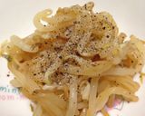 A picture of step 2 of Bean Sprouts with Black Pepper and Garlic Soy Sauce.