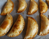 Foto del paso 3 de la receta: Empanadas de cebolla, chorizo colorado y quesos