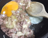 Foto del paso 1 de la receta: Revuelto de picada de ternera con queso “en un pis-pas”