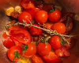 Foto del paso 1 de la receta: Tortilla jugosa con tomates confitados, feta y albahaca