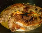 Foto del paso 3 de la receta: Carne de cerdo cítrico (pechito) agridulce  perfumado con jengibre y tomillo a la cacerola