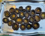Une image de l'étape 7 de Champignons bruns marinés grillés au citron, persil et curcuma.