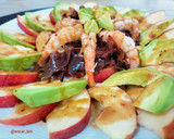 Foto del paso 8 de la receta: Ensalada de manzana y aguacate con alga dulce y gamba roja