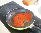 รูปขั้นตอนการทำที่ 3 ของ Currywurst - ไส้กรอกราดซอสมะเขือเทศผงกะหรี่ สไตล์เยอรมัน