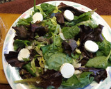 Foto del paso 2 de la receta: Ensalada veraniega con queso de cabra y vinagreta de mostaza roja