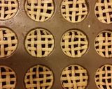 A picture of step 10 of Taisen's Mini Fruit Pies.