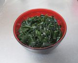 A picture of step 1 of Low-Cal Wakame Seaweed and Shirasu Rice Bowl.