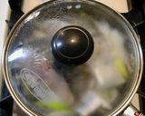 A picture of step 3 of Wine Steamed Green Onion and Mackerel.