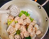 A picture of step 4 of CHINESE LOTUS ROOT STIR FRY (Lotus stem stir fry).