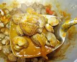 Foto langkah ke 6 dari resep Kerang Dara Saus Padang.