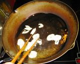 A picture of step 2 of Pan-Fried Crispy Oysters with Garlic.