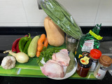 Paella de verduras y pollo aromático