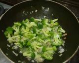 A picture of step 4 of Broccoli almond soup.