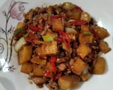 Foto langkah ke 7 dari resep Oseng Kentang Ayam Cincang.