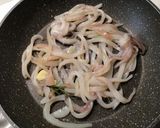 Foto del passaggio 2 della ricetta Linguine con calamari e datterini