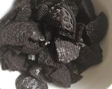 A picture of step 1 of Oreo chocolate chips.
