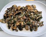 Une image de l'étape 12 de Champignons de Paris sautés à l’ail, oignon doux et coriandre fraîche.