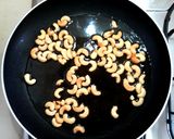 รูปขั้นตอนการทำที่ 1 ของ ไก่ผัดเม็ดมะม่วงหิมพานต์ (น้ำพริกเผา) Gai Pad Med Mamuang (Nam Prik Pao)