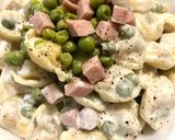 Foto del passaggio 3 della ricetta Tortellini pisellini prosciutto e panna