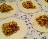 Foto del paso 5 de la receta: Empanadas con pollo reciclado (al horno o a la parrilada)