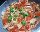 Foto del passaggio 2 della ricetta Spaghetti quadrati con moscardini e calamari 🐙🍝🍅