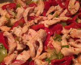 Foto del paso 2 de la receta: Relleno para fajitas de pollo, pimiento y cebolla