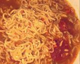 Foto langkah ke 7 dari resep Mie tumis kari ayam pedas.