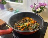Hình bước làm 3 của món 📣 Thịt bò xào húng quế kiểu Thái 🥩🫑🧅🌿