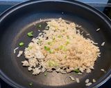รูปขั้นตอนการทำที่ 3 ของ ข้าวผัดกระเทียมราดหมูสับกระเทียม