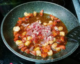 Foto del paso 2 de la receta: Huevos a la Flamenca. 💃