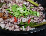 Foto langkah ke 4 dari resep Oseng Cumi Asin Petai.