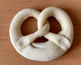 Foto del paso 5 de la receta: 🇩🇪 PRETZELS blandos (“Laugenbrezeln”, Alemania)