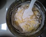 Foto langkah ke 5 dari resep Cornflakes Cookies Tanpa Mixer.