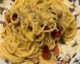 Foto del passaggio 3 della ricetta Spaghetti in padella 84 Carbonara di salsiccia piccante