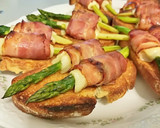 Foto del paso 11 de la receta: Tostas con espárragos envueltos en bacon y queso fundido