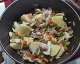Foto del paso 8 de la receta: Pollo guisado con champiñones y patatas