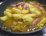 Foto del paso 2 de la receta: Salchichas de pollo con patatas borrachitas