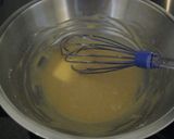 A picture of step 5 of Honey Flavoured Madeleine.