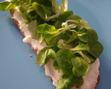 Foto del paso 2 de la receta: Tostada con queso, higos y canónigos