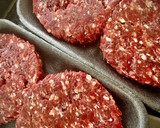 Foto del paso 1 de la receta: Hamburguesa de solomillo con cebolla caramelizada y salsa brava