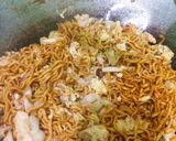 Foto langkah ke 4 dari resep Mie goreng sederhana.