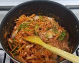 A picture of step 6 of Stir fry chicken spegettis.