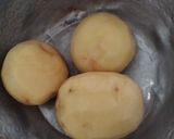 Foto langkah ke 1 dari resep Garlic Potato Wedges.