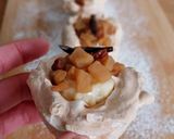 Foto del paso 7 de la receta Minipavlova de crema de vainilla, manzana y pasas