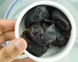 A picture of step 1 of Healthy dates shake.