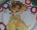 A picture of step 4 of Smashed alfredo cheesy potatoes and eggs.